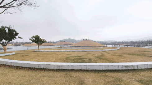 잔디마당 전경 사진 두장이 움직이며 나타나고 있습니다.